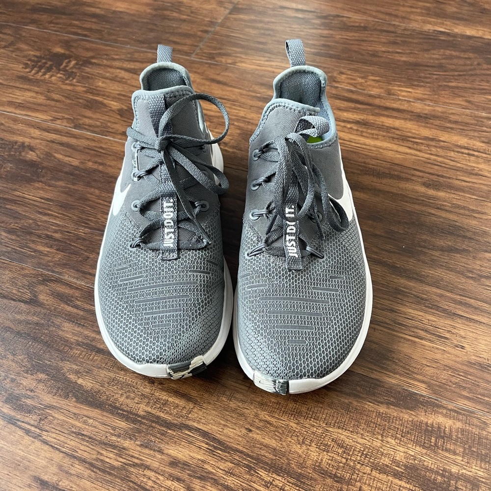 BARELY WORN NIKE TRAINERS